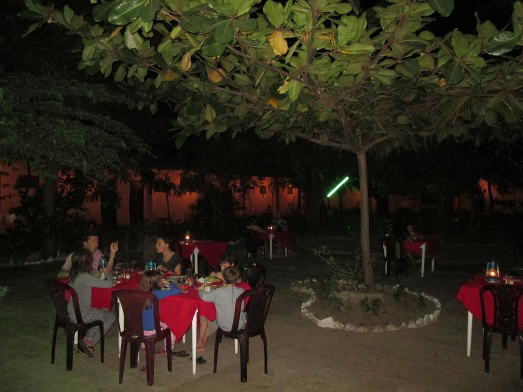 Shahira Hotel Nilaveli Exterior foto